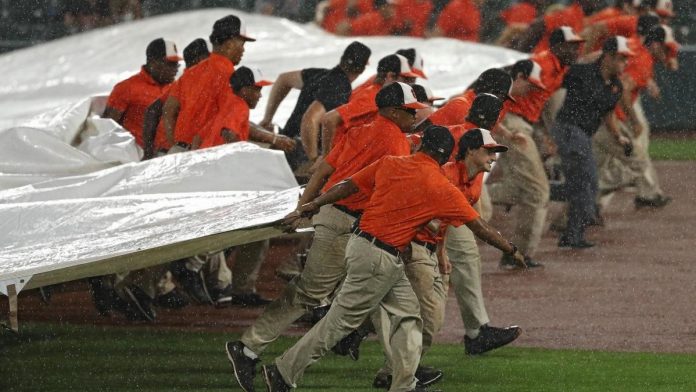 watch:-umpire-ejects-grounds-crew-from-the-field-during-yankees-vs.-orioles-game