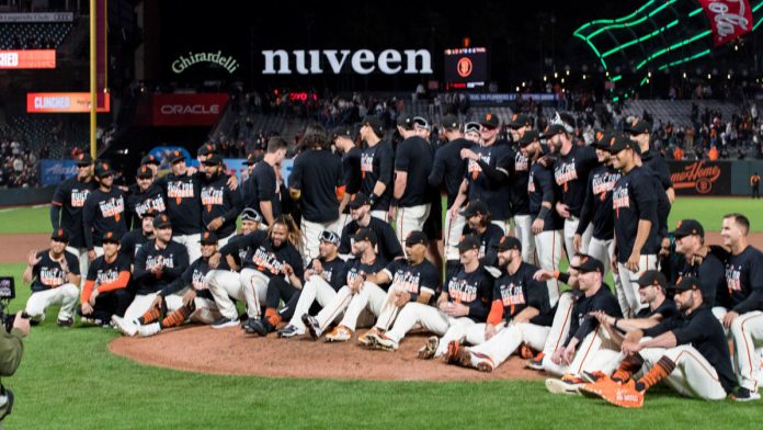 giants-become-first-team-to-clinch-spot-in-2021-mlb-postseason