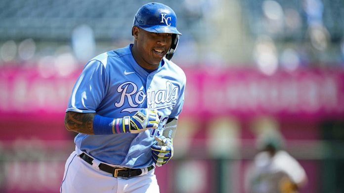 royals’-salvador-perez-ties-single-season-record-for-most-home-runs-by-a-catcher