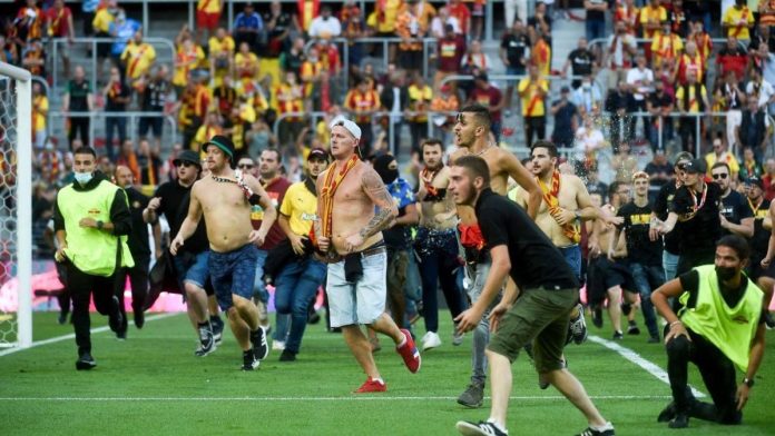 halftime-fan-fights-on-the-field-force-match-delay,-mar-lens’-northern-derby-victory-over-lille