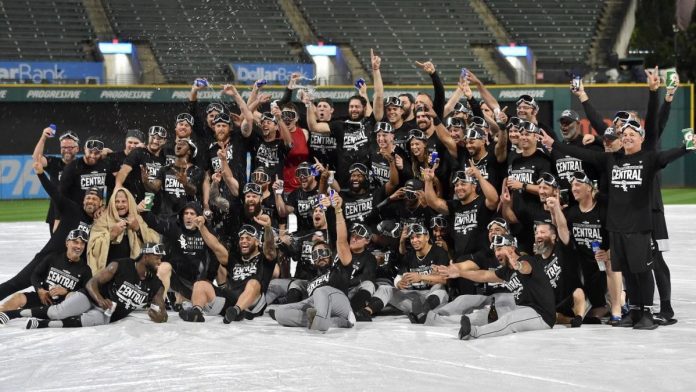 watch:-white-sox-players-celebrate-in-the-rain-on-the-tarp-after-winning-first-al-central-title-since-2008