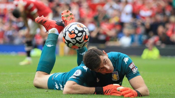 watch:-aston-villa-goalkeeper-emiliano-martinez-gets-in-bruno-fernandes’-head-before-man-united-penalty-miss