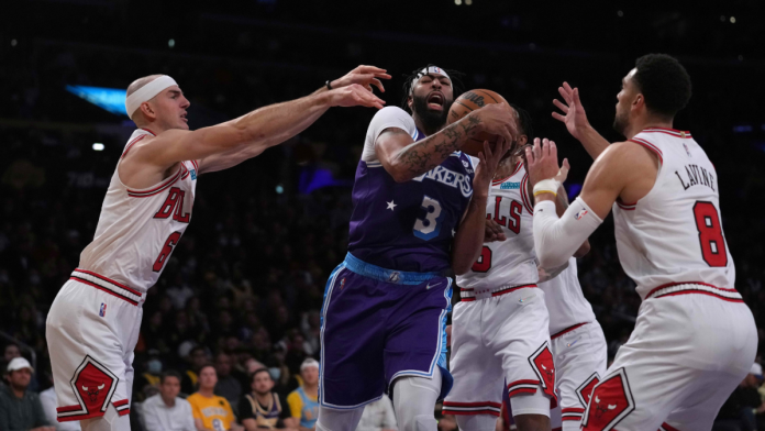 anthony-davis-ejected-while-trying-to-put-his-shoe-on;-lakers-look-completely-outclassed-in-loss-to-bulls