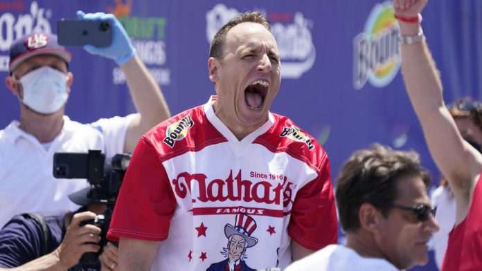 watch:-joey-chestnut-joins-coastal-carolina-football-players-in-pizza-eating-contest-after-win-vs.-texas-state