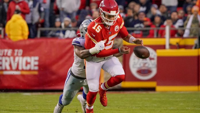 cowboys’-micah-parsons-shrugs-off-electric-performance-in-trying-to-stave-off-chiefs:-‘it’s-not-good-enough’